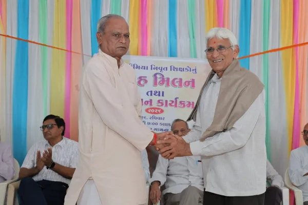 ન સાધન, ન સુવિધા, ન મોટો પગાર... છતાં વિદ્યાર્થીઓના ઉજ્જવળ ભવિષ્યનું ઘડતર કરનાર શિક્ષક પેઢીની ભાવવંદના
