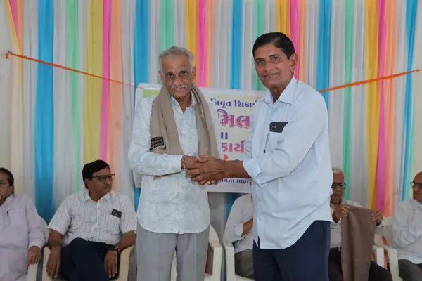 ન સાધન, ન સુવિધા, ન મોટો પગાર... છતાં વિદ્યાર્થીઓના ઉજ્જવળ ભવિષ્યનું ઘડતર કરનાર શિક્ષક પેઢીની ભાવવંદના
