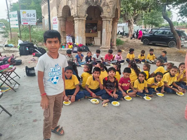 મોરબીના ભાજપ કોષાધ્યક્ષે શ્રાવણ માસના અંતિમ સોમવારે બાળકોને પૌષ્ટિક આહાર આપી પુણ્યનું ભાથું બાંધ્યું
