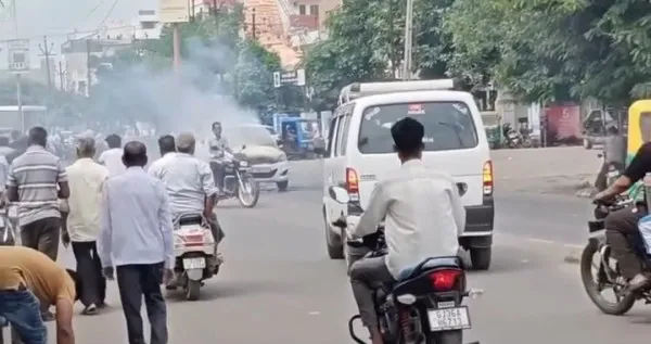 મોરબીના પેટ્રોલ પંપથી માત્ર 30 મીટર દૂર કાર સળગી, બે વ્યક્તિ સમયસર કારમાંથી ઉતરી જતા દુર્ઘટના ટળી
