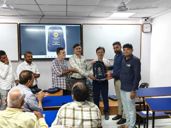 મોરબી નઝરબાગ લાયન્સ ક્લબ દ્વારા જરૂરિયાતમંદ બાળકોને ૧૧૨૦ સ્કૂલબેગનું વિતરણ.
