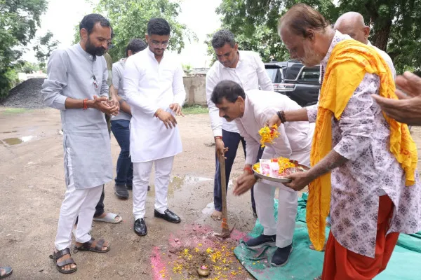 મોરબીમાં મંત્રી કાંતિલાલ અમૃતિયાના હસ્તે વોર્ડ નં.9ની અવની સોસાયટીના રોડનું ખાતમુહૂર્ત
