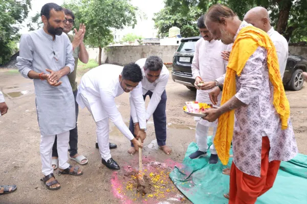 મોરબીમાં મંત્રી કાંતિલાલ અમૃતિયાના હસ્તે વોર્ડ નં.9ની અવની સોસાયટીના રોડનું ખાતમુહૂર્ત

