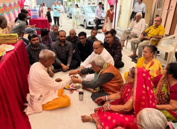 મોરબીમાં મચ્છુ કઠિયા સઈ સુતાર જ્ઞાતિનો 'જ્ઞાતિ મનોરથ' યોજાયો: સોલંકી પરિવારનું સન્માન
