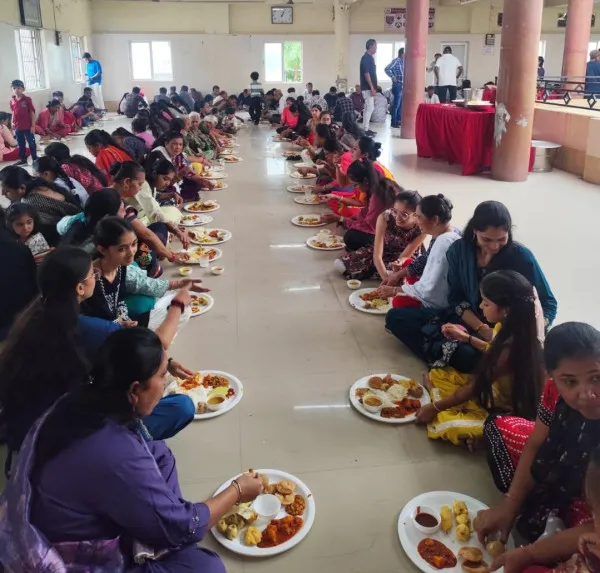મોરબીમાં મચ્છુ કઠિયા સઈ સુતાર જ્ઞાતિનો 'જ્ઞાતિ મનોરથ' યોજાયો: સોલંકી પરિવારનું સન્માન
