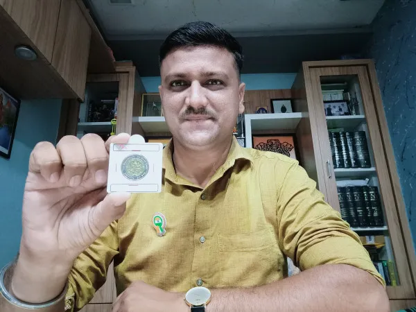 ગણેશોત્સવ વિશેષ: મોરબીના યુવા ધારાશાસ્ત્રી પાસે ગણેશજીની મુદ્રાવાળા પ્રાચીન સિક્કા, કરન્સી અને ટિકિટોનો અદ્ભુત વૈશ્વિક ખજાનો