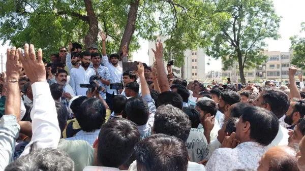 ખેડૂતોની ગેરહાજરીમાં જમીનની કિંમત નક્કી કરવાની શરત સામે વિરોધ, અંતે કલેક્ટરની ખાતરીથી મામલો થાળે
