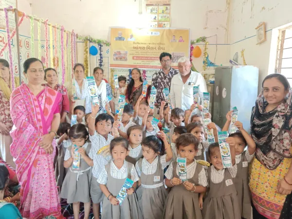 મોરબીના વનાળીયા ગામે આંગણવાડી ખાતે માતૃ સંવાદ અને સન્માન કાર્યક્રમ યોજાયો. 
