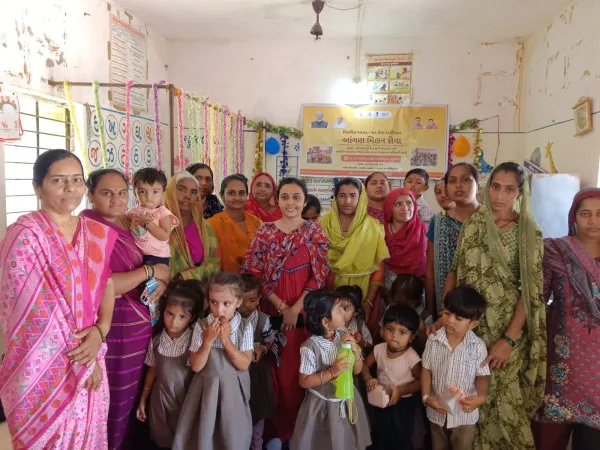 મોરબીના વનાળીયા ગામે આંગણવાડી ખાતે માતૃ સંવાદ અને સન્માન કાર્યક્રમ યોજાયો. 
