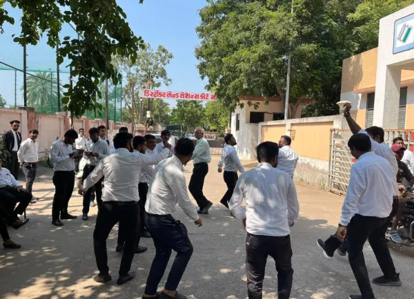 ભાડા વિધેયક સામે મોરબીના વકીલોનો અનોખો વિરોધ, કોર્ટ બહાર ગરબે ઘૂમ્યા
