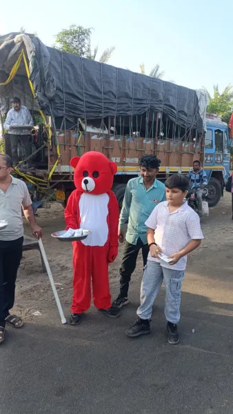 ગોંડલ યસ ગ્રુપ અને મોરબીના પોલીસ પુત્ર દ્વારા પદયાત્રીકોની સેવા