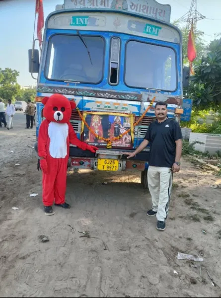 ગોંડલ યસ ગ્રુપ અને મોરબીના પોલીસ પુત્ર દ્વારા પદયાત્રીકોની સેવા