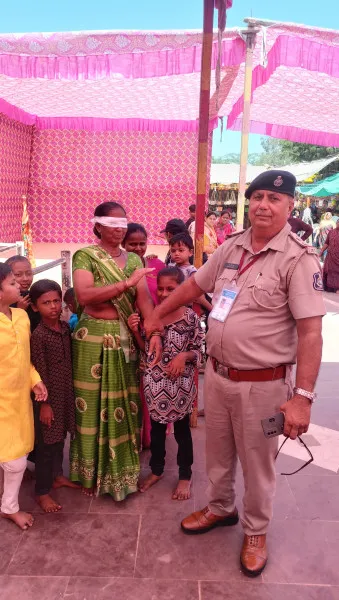 ગુમ બાળકોને શોધી, આંખે પાટા બાંધીને આવેલા પદયાત્રી, દિવ્યાંગોને માતાના મઢે પોલીસે દર્શન કરાવ્યા