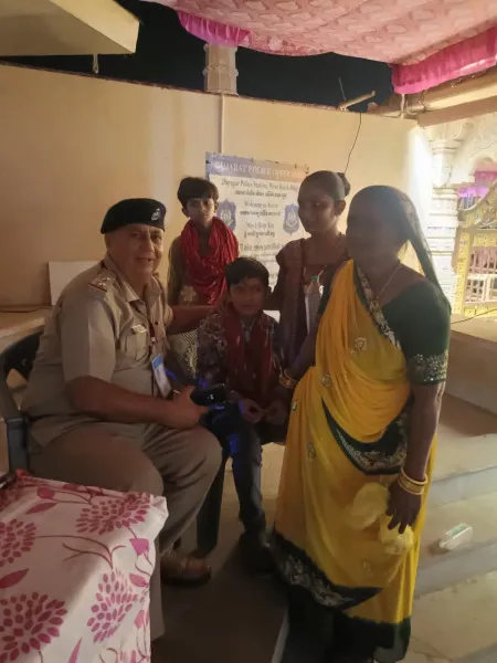 ગુમ બાળકોને શોધી, આંખે પાટા બાંધીને આવેલા પદયાત્રી, દિવ્યાંગોને માતાના મઢે પોલીસે દર્શન કરાવ્યા