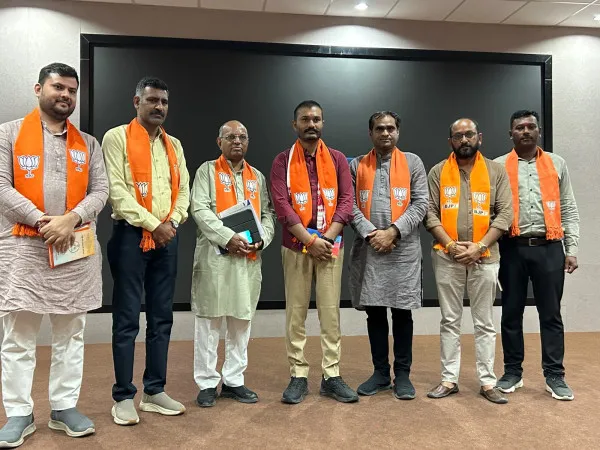 મોરબી જિલ્લા ભાજપ કાર્યાલયે પ્રદેશના નવનિયુક્ત આગેવાનોનું સ્વાગત, પરિચય બેઠક યોજાઈ
