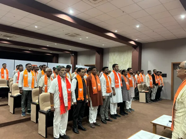 મોરબી જિલ્લા ભાજપ કાર્યાલયે પ્રદેશના નવનિયુક્ત આગેવાનોનું સ્વાગત, પરિચય બેઠક યોજાઈ
