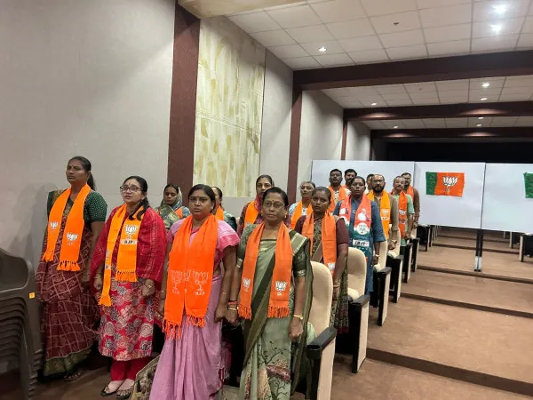 મોરબી જિલ્લા ભાજપ કાર્યાલયે પ્રદેશના નવનિયુક્ત આગેવાનોનું સ્વાગત, પરિચય બેઠક યોજાઈ
