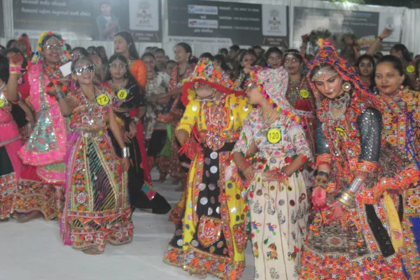 મોરબીની સ્કૂલમાં વિદ્યાર્થીનીઓએ રાસની રમઝટ બોલાવી, માતાજીની કરી આરાધના