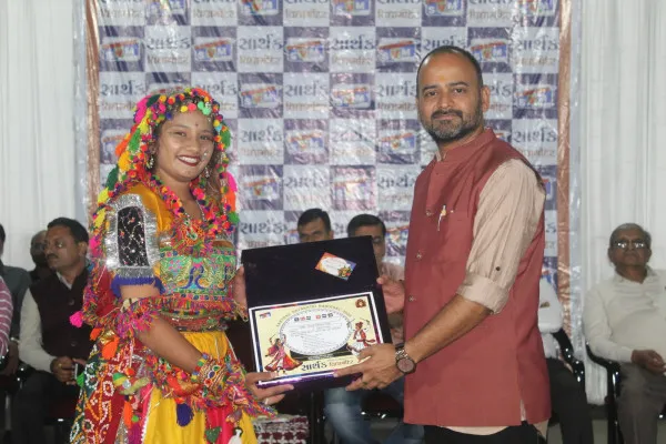 મોરબીની સ્કૂલમાં વિદ્યાર્થીનીઓએ રાસની રમઝટ બોલાવી, માતાજીની કરી આરાધના