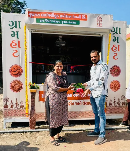મોરબીના નવા અને જૂના બસ સ્ટેન્ડ ખાતે સખી મંડળની બહેનો માટે ગ્રામ હાટનો પ્રારંભ