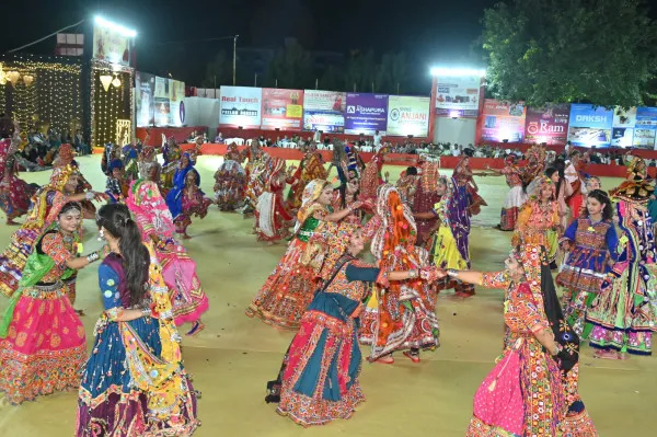 મોરબીમાં ઇન્ડિયન લાયોનેસ ક્લબ આયોજિત વેલકમ નવરાત્રીમાં 200 ખેલૈયાઓએ રાસ-ગરબાની રમઝટ બોલાવી
