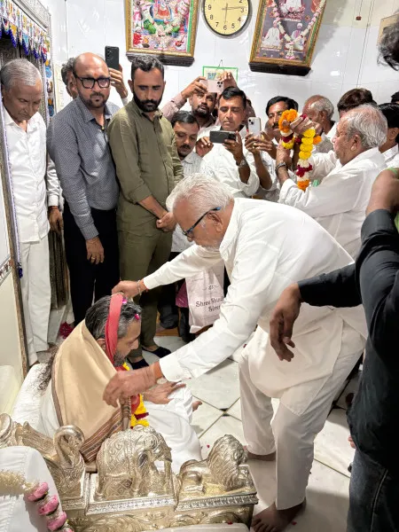 વરિયા પ્રજાપતિ સમાજ માટે ગૌરવની ક્ષણ પૂજ્ય વાસુદેવ મહારાજનું ભવ્ય સન્માન.
