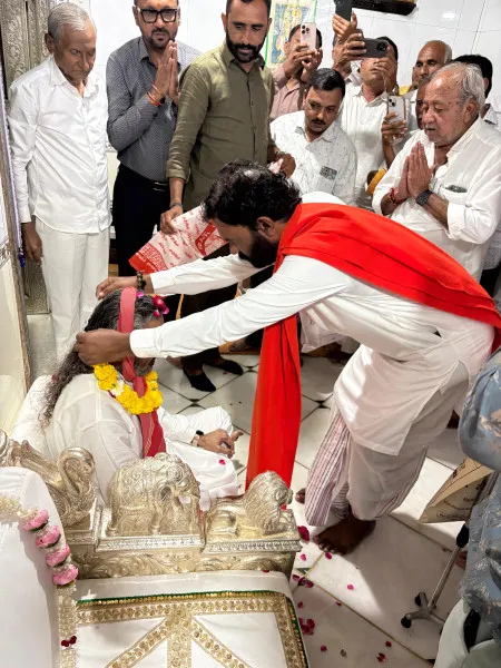 વરિયા પ્રજાપતિ સમાજ માટે ગૌરવની ક્ષણ પૂજ્ય વાસુદેવ મહારાજનું ભવ્ય સન્માન.
