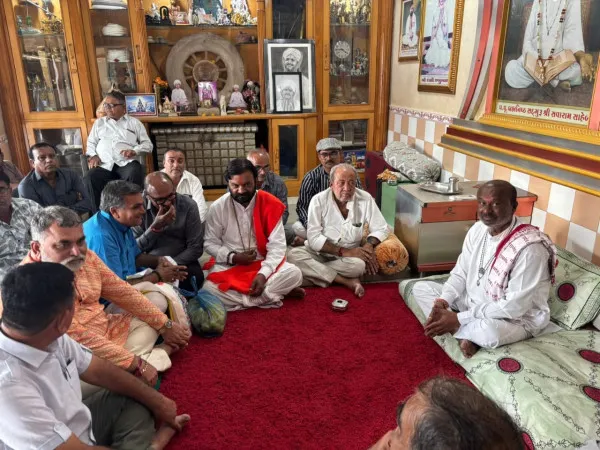 વરિયા પ્રજાપતિ સમાજ માટે ગૌરવની ક્ષણ પૂજ્ય વાસુદેવ મહારાજનું ભવ્ય સન્માન.

