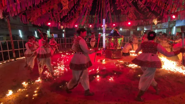 મોરબીની 34 વર્ષ જૂની પ્રાચીન ગરબીમાં 180 બાળાઓના અદભુત અંગારા રાસથી સર્જાયું અલૌકિક વાતાવરણ

