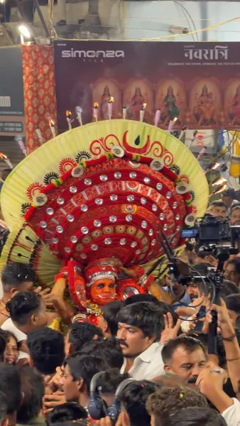 મોરબીની શક્તિ ચોક ગરબીમાં કેરળના થેયમ નૃત્યએ લોકોના મન મોહી લીધા

