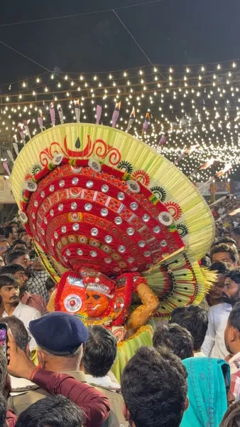 મોરબીની શક્તિ ચોક ગરબીમાં કેરળના થેયમ નૃત્યએ લોકોના મન મોહી લીધા
