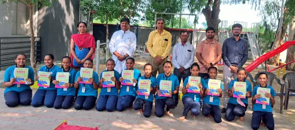 નિવૃત્ત શિક્ષિકાએ માધાપરવાડી કન્યા શાળાને પુસ્તકાલય માટે રૂ. એક લાખનું દાન આપ્યું