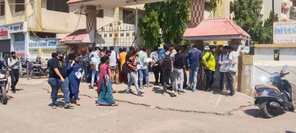 મોરબી જિલ્લામાં ગઈ કાલે તલાટી મંત્રીની પરીક્ષા શાંતિપૂર્ણ માહોલમાં સંપન્ન

કુલ 18180 માંથી 7189 ઉમેદવારો ગેરહાજર રહ્યા
