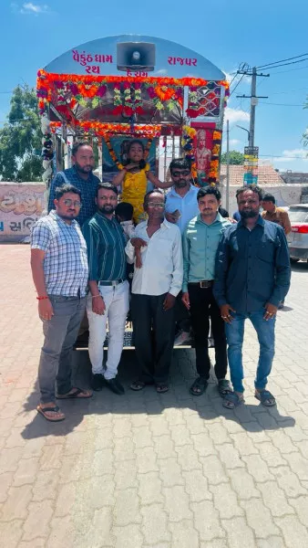 વડીલના સ્મરણાથે પરિવારે ગામને  વૈકુંઠ રથ અર્પણ કર્યો..