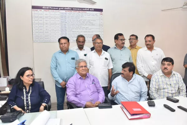 મંત્રીશ્રીએ કંટ્રોલ રૂમના રજીસ્ટર - રેકોર્ડ તપાસી કંટ્રોલ રૂમની કામગીરીનું નિરીક્ષણ કરી સમીક્ષા કરી