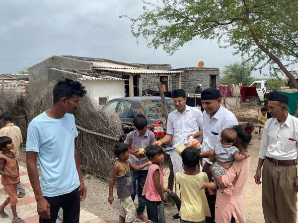 બિપરજોય વાવાઝોડાના પગલે મોરબી જિલ્લામાં સેવાકીય કાર્યો કરતા આર.એસ.એસ.ના સ્વયંસેવકો