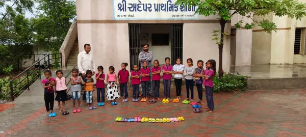 અદેપર પ્રાથમિક શાળામાં બાલિકાઓનુ અનોખી રીતે સન્માન