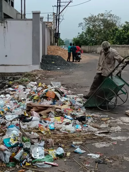 આળસના પીર સફાઈ કર્મીઓએ ગંદકી દૂર કરવાને બદલે વધુ ફેલાવી