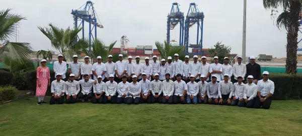 નવયુગ બીબીએ કોલેજ દ્વારા બીબીએના વિદ્યાર્થીઓને મેનેજમેન્ટ નુ પ્રેક્ટીકલ નોલેજ મળી રહે તે હેતુથી તે વિદ્યાર્થીઓને અદાણી વિલમાર, અદાણી પાવર તથા અદાણી પોર્ટ ઉપર લઈ જવામાં આવ્યા હતા.