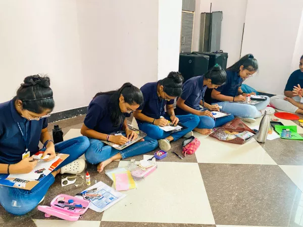 જીવનું પણ બલિદાન આપીને દેશના સીમાંડાની રક્ષા કરતા સેનાના જવાનોની રક્ષા માટે મોરબીની વિદ્યાર્થીનીઓએ રાખડી મોકલાવી