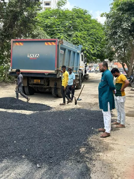મોરબીના યુવા આગેવાન અજય લોરીયા અને સોસાયટી દ્વારા નગરપાલિકાના  વોર્ડ નં 10 માં આવતા 1.15 લાખના  સ્વખર્ચે રોડ રિપેર કરાવ્યો