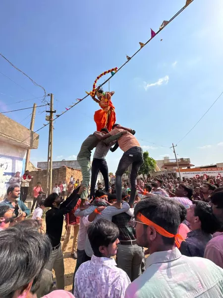 શીવપુર યુવા ગ્રુપ દ્વારા શિવપુર ગામે ભવ્ય શોભાયાત્રા અને મટુકી ફોડનો કાર્યક્રમ. ગામલોકો એ ઉત્સાહ ભેંર લિધો ભાગ...