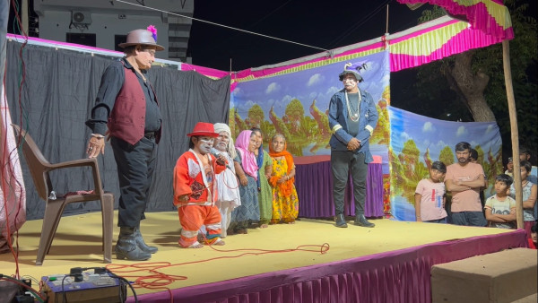 2 3 ફૂટની હાઈટના એક જ પરિવારના છ સભ્યોને ક્યાંય કામ ન મળતા લોકોનું મનોરંજન કરીને પેટિયું રળે છે
