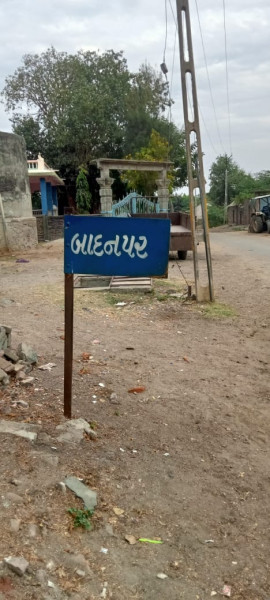 મોરબીના બાદનપરમાં પાણી અને આંગણવાડીનું દુઃખ છતાં ગામલોકોનું જીવનધોરણ મદમસ્ત