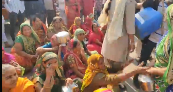 વાંકાનેરમાં પાણી પ્રશ્ને જડેશ્વર રોડ પર મહિલાઓનો ચક્કાજામ 

સરપંચે લેખિત ખાતરી આપતાં મામલો થાળે પડ્યો