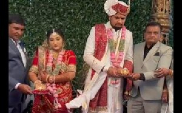 મોરબીમાં પહેલા ભગવાન રામની ભક્તિ પછી જ સપ્તપદીના સાત ફેરા

નવયુગલે લગ્નગ્રંથિથી જોડતા પહેલા ભગવાન રામની આરતી કરી