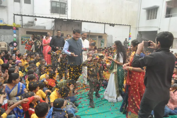 અર્જુનની જેમ જ લક્ષ્યની પ્રાપ્તિ સુધી પ્રયત્નશીલ રહેવાની ઓમ શાંતિ વિદ્યાલયના વિધાર્થીઓને શીખ આપતા કલેકટર