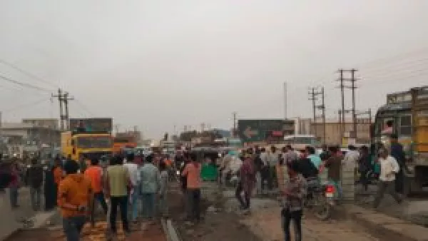 મોરબીના પીપળી રોડને ફોરલેન કરવાની કામગીરીને કારણે ટ્રાફિકની અંધાધૂંધી