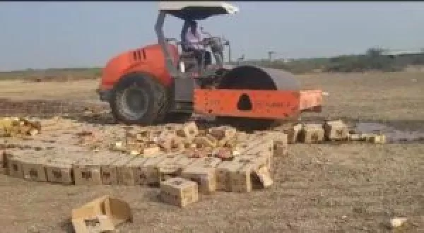 માળીયામાં એક કરોડથી વધુના ઈંગ્લીશ દારૂના જથ્થા ઉપર બુલડોઝર ફરી વળ્યું