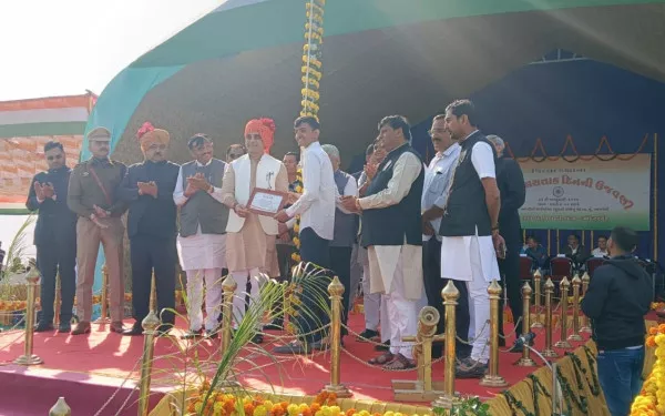 મોરબી જીલ્લા કક્ષા પ્રજાસતાક પર્વમાં રાજ્યમંત્રી હસ્તે ધ્રુવ બરાસરાનું સન્માન